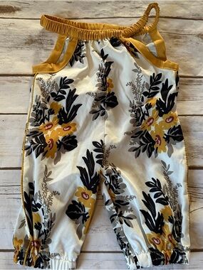 CatPapa floral romper fits 6m vguc